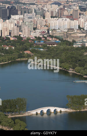 Tour de la télévision centrale de Chine - vue depuis le sommet de la tour, avec vue sur le Parc Yuyuantan, à Pékin, en Chine. Banque D'Images