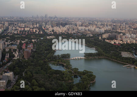 Tour de la télévision centrale de Chine - vue depuis le sommet de la tour, avec vue sur le Parc Yuyuantan, à Pékin, en Chine. Banque D'Images