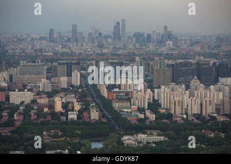 Tour de la télévision centrale de Chine - vue depuis le sommet de la tour, avec vue sur le Parc Yuyuantan, à Pékin, en Chine. Banque D'Images