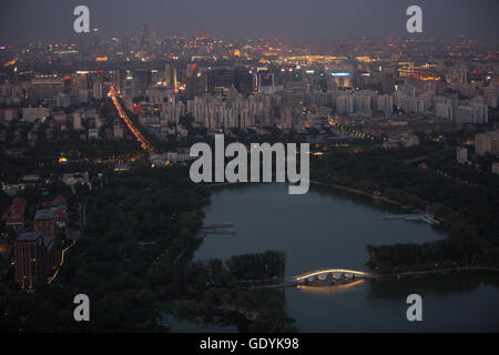 Tour de la télévision centrale de Chine - vue depuis le sommet de la tour, avec vue sur le Parc Yuyuantan, à Pékin, en Chine. Banque D'Images