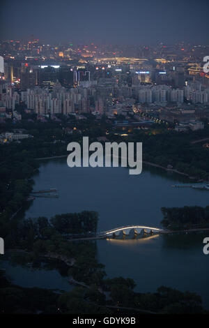 Tour de la télévision centrale de Chine - vue depuis le sommet de la tour, avec vue sur le Parc Yuyuantan, à Pékin, en Chine. Banque D'Images