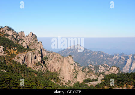 Le spectaculaire paysage rocheux de la montagne jaune (Huangshan) situé dans la province de l'Anhui Chine sur un beau ciel bleu ensoleillé. Banque D'Images