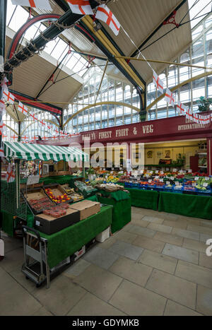 Le marché couvert dans la ville de Stockport, dans le nord-ouest de l'Angleterre. Banque D'Images