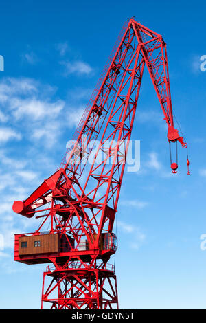 Old Red Harbour crane contre un ciel nuageux ciel bleu Banque D'Images