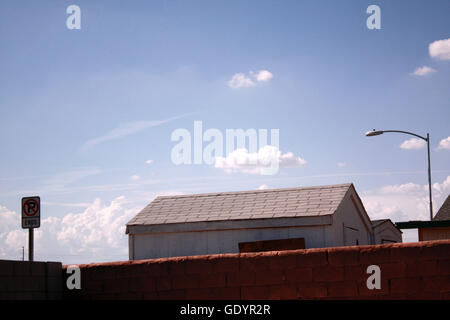 Cinq coups de mon voisin : toits ; arbres ; climatisation et refroidisseur marais unités ; puffy white clouds in a blue sky ; lampe de rue ; un pigeon de passage Banque D'Images