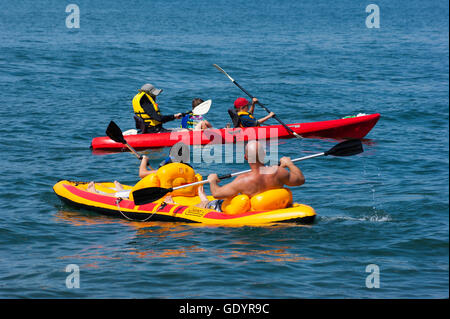 Famille du kayak sur le lac Cayuga, à Taughannock Falls State Park, New York. Banque D'Images