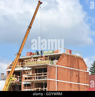 La grue à la construction d'immeubles d'appartements Banque D'Images