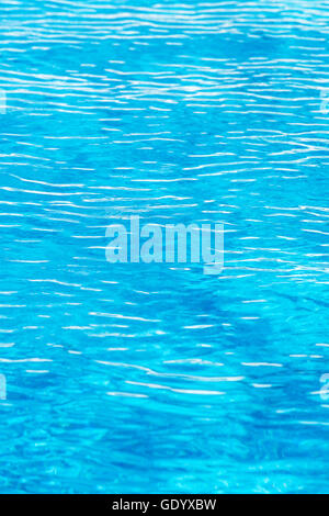 Ondulation sur l'eau dans la piscine. Banque D'Images