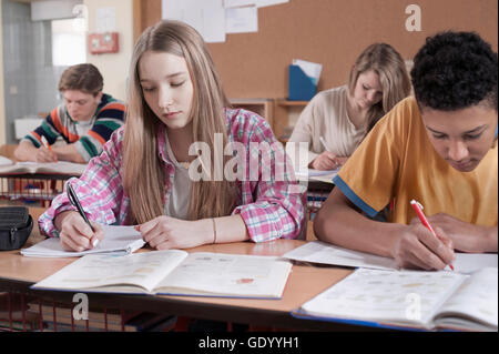 Étudiants universitaires étudiant en classe, Bavière, Allemagne Banque D'Images