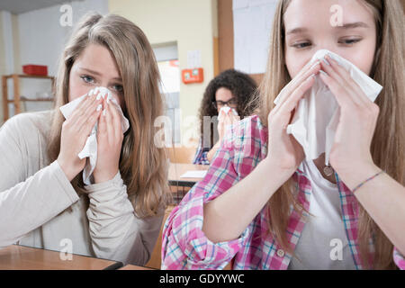 Étudiants universitaires se soufflant le nez avec un mouchoir, Bavière, Allemagne Banque D'Images
