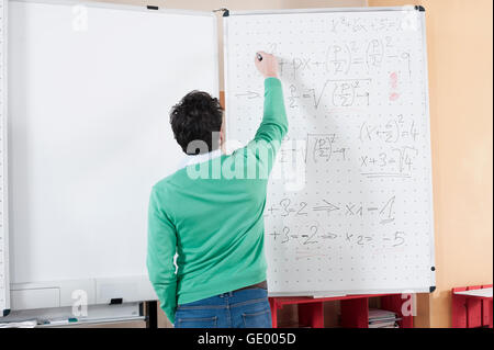 Enseignant l'enseignement des mathématiques sur tableau blanc, Bavière, Allemagne Banque D'Images