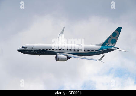 Boeing 737 MAX 8 N87040 volant à la Farnborough International Airshow 2016 Banque D'Images