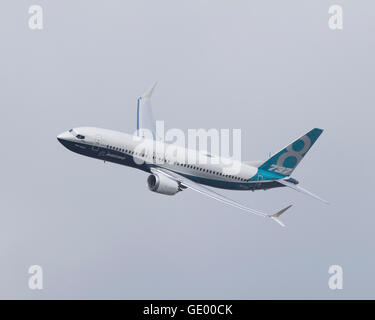 Boeing 737 MAX 8 N87040 volant à la Farnborough International Airshow 2016 Banque D'Images
