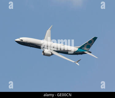 Boeing 737 MAX 8 N87040 volant à la Farnborough International Airshow 2016 Banque D'Images