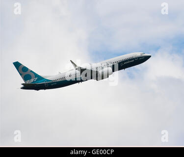 Boeing 737 MAX 8 N87040 volant à la Farnborough International Airshow 2016 Banque D'Images