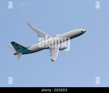 Boeing 737 MAX 8 N87040 volant à la Farnborough International Airshow 2016 Banque D'Images