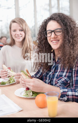 Étudiants universitaires déjeunant à la cantine, Bavière, Allemagne Banque D'Images