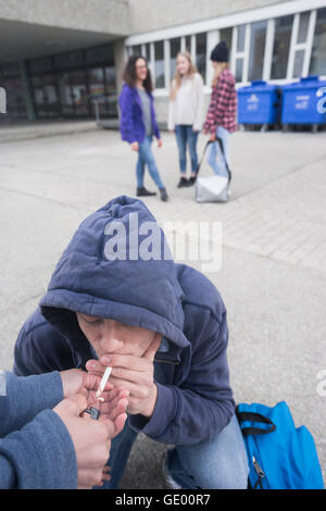 Étudiant universitaire fumant des cigarettes sur le campus, Bavière, Allemagne Banque D'Images