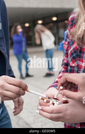 Étudiants de l'université fumant des cigarettes sur le campus, Bavière, Allemagne Banque D'Images