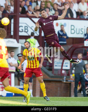 Le Birkirkara Joseph Zerafa (à gauche) et le Cœur du Midlothian's Callum Paterson (à droite) bataille pour la balle au cours de l'UEFA Europa League deuxième tour de qualification, deuxième match aller au stade de Murrayfield, Edinburgh. Banque D'Images