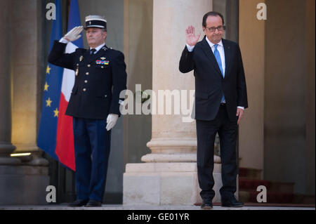 Le Président français François Hollande dit au revoir au premier ministre Theresa mai après les deux leaders se sont rencontrés pour des entretiens bilatéraux à l'Elysée à Paris. Banque D'Images
