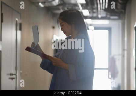 Jeune femme ingénieur travaillant dans une usine industrielle, Freiburg im Breisgau, Bade-Wurtemberg, Allemagne Banque D'Images
