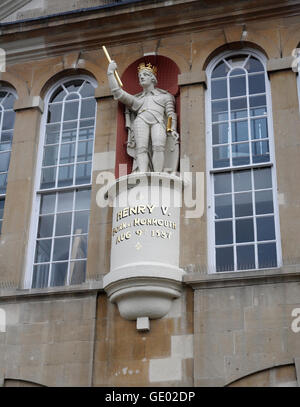 Statue du roi Henry V Cinquième au-dessus de la salle de Monmouth Shire, Monmouth pays de Galles Banque D'Images