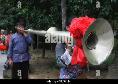 Instrument de musique avec quelques Denghan , Village Miao Banque D'Images
