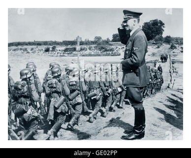 1939 INVASION DE L'OCCUPATION NAZIE ALLEMANDE POLOGNE Adolf Hitler saluant les troupes Wehrmacht lors de l'occupation de la Pologne WW2 Banque D'Images