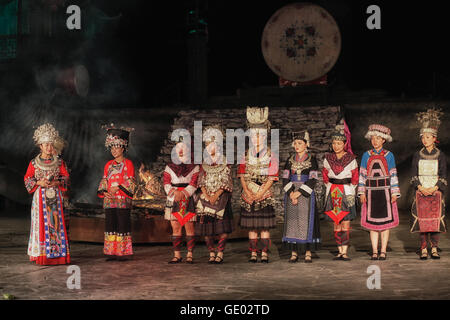 Spectacle folklorique pour les touristes, Miao Town Hunan, République populaire de Chine 2016 Banque D'Images