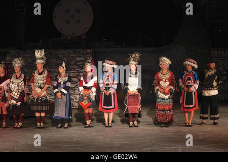 Spectacle folklorique pour les touristes, Miao Town Hunan, République populaire de Chine 2016 Banque D'Images