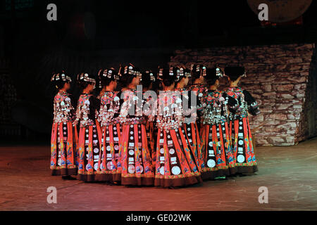 Spectacle folklorique pour les touristes, Miao Town Hunan, République populaire de Chine 2016 Banque D'Images