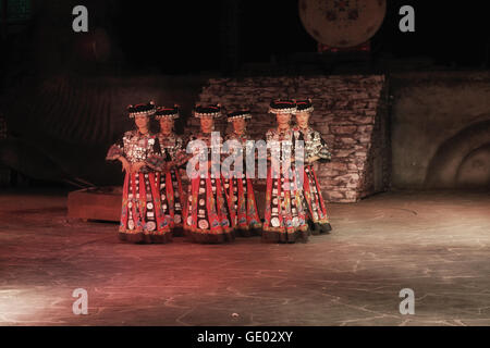 Spectacle folklorique pour les touristes, Miao Town Hunan, République populaire de Chine 2016 Banque D'Images