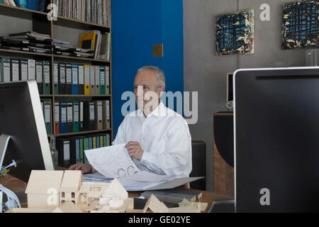 Senior businessman travaillant au bureau, Freiburg im Breisgau, Bade-Wurtemberg, Allemagne Banque D'Images