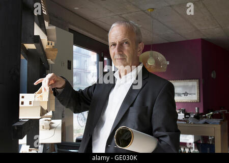 Portrait d'architecte senior avec modèle architectural dans l'office, Freiburg im Breisgau, Bade-Wurtemberg, Allemagne Banque D'Images