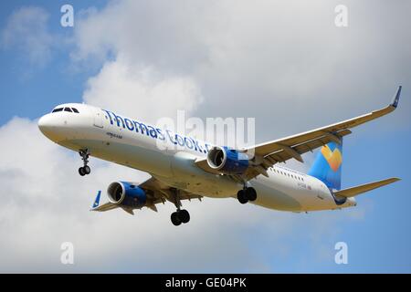 Thomas Cook un avion en approche finale à l'aéroport de Glasgow, Écosse, Royaume-Uni Banque D'Images