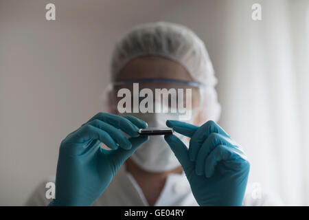 L'analyse du jeune scientifique en laboratoire de Microchip, Freiburg im Breisgau, Bade-Wurtemberg, Allemagne Banque D'Images