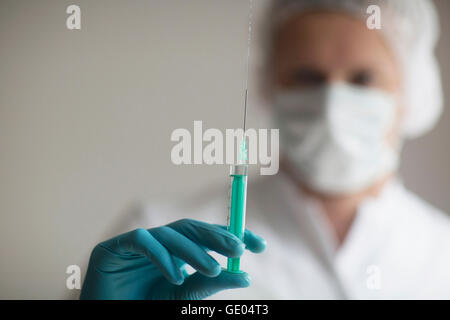 Jeune médecin holding syringe, Freiburg im Breisgau, Bade-Wurtemberg, Allemagne Banque D'Images
