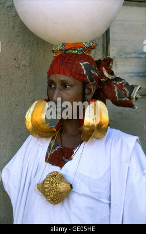 Femme portant un peul géant traditionnel d'oreilles en or dans la région de Mopti, au Mali - Afrique de l'Ouest. Banque D'Images
