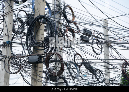 Les câbles électriques en désordre sur perche Banque D'Images