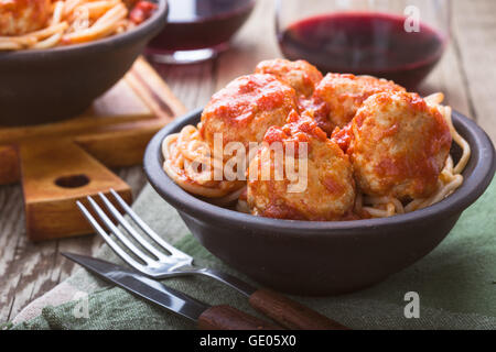 Boulettes de dinde avec la sauce tomate et les pâtes dans un bol en céramique Banque D'Images