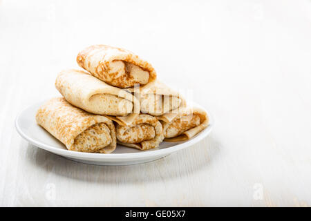 Rouleaux de crêpes faites maison avec remplissage avec du fromage cottage et de confiture de Banque D'Images