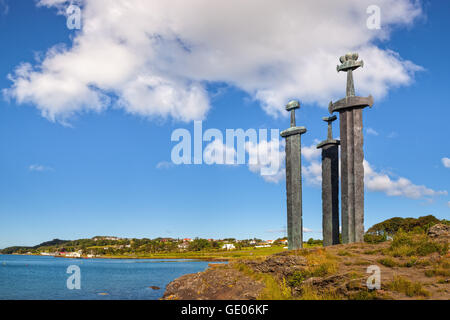 Trois grandes épées debout sur la colline comme mémoire de la bataille de Hafrsfjord en l'an 872 à Stavanger, Norvège. Banque D'Images