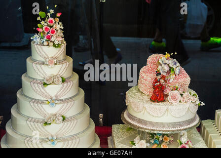 New York, NY, USA, gâteaux de mariage chinois sur l'affichage dans la fenêtre de boulangerie dans le quartier chinois de Manhattan, quartier Banque D'Images