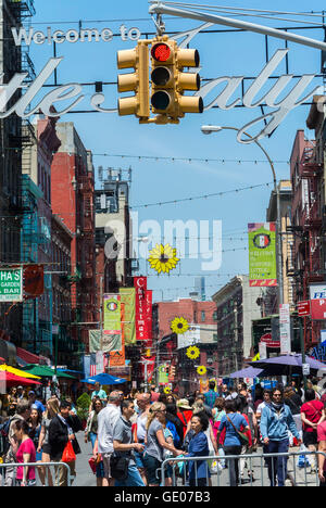 New York City, NY, USA, grande foule chinoise de gens marchant sur la rue dans le quartier Chinatown, Manhattan, Mulberry Street, Stop Light Banque D'Images