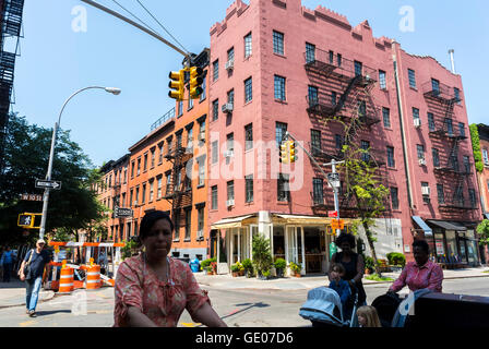New York City, NY, États-Unis, gens, maisons de ville Brownstone dans le quartier de Greenwich Village, Manhattan, scène de rue, bâtiments de la ville, bâtiments New yorkers Banque D'Images