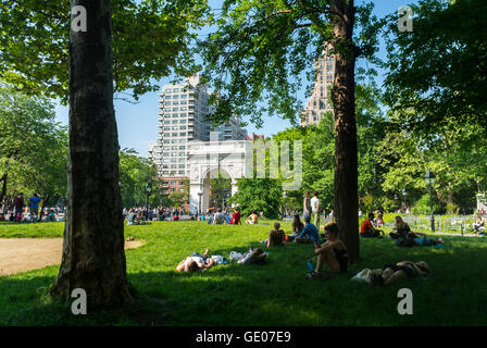 New York City, NY, États-Unis, grande foule de gens se détendant dans le quartier de Greenwich Village, Manhattan, Washington Square Park, NYU, New York University New York quartier de New York, étudiants dans le parc Banque D'Images