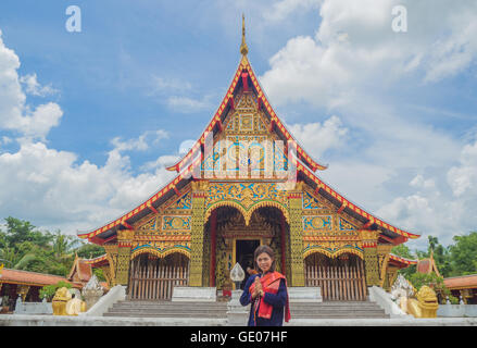 Dame à Wat Kum, Temple dans le bouddhisme, Khao Wong Kalasin Thaïlande Banque D'Images