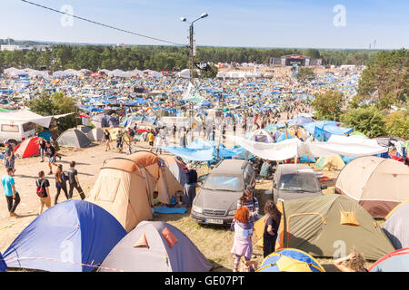 Village de tentes et l'aire de repos sur le 21ème Festival de Woodstock de la Pologne. Banque D'Images