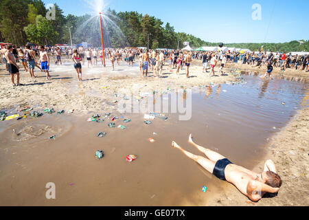 Jeune homme se reposant à la piscine de boue au cours du Festival de Woodstock 21 Pologne. Banque D'Images